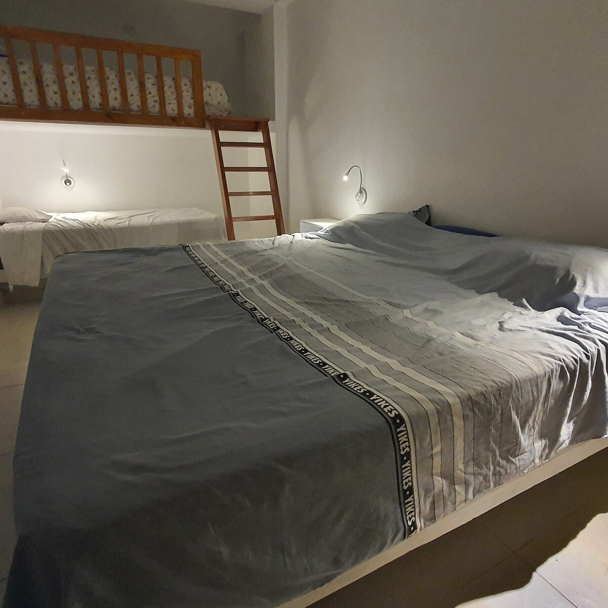 Спална соба 203: брачен кревет (широк 150-179 см) со 2 кревета квадратни и пол. Посебна бања