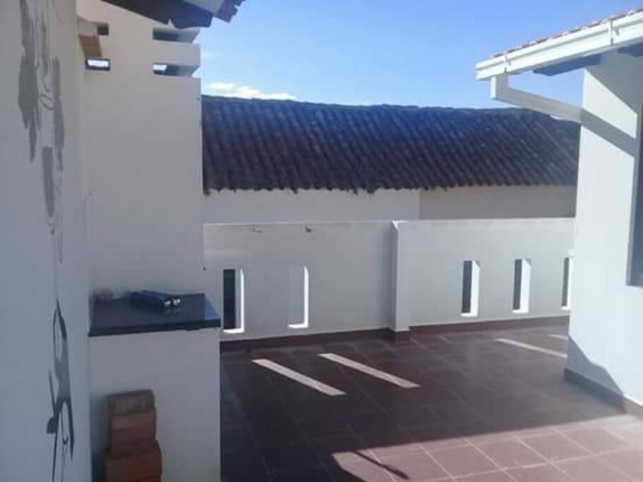 TERRAZA, CHURRASQUERA, COCINA AMOBLADA