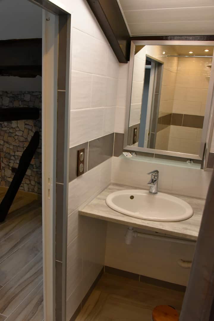 غرفة نوم في الحمام مكونة من 4 طوابق