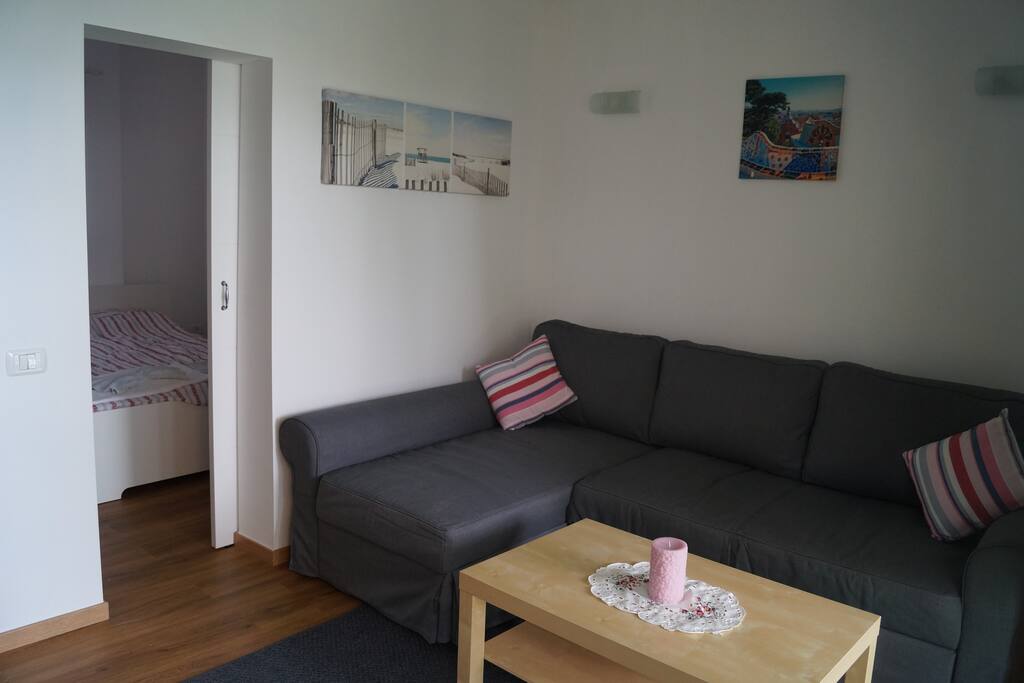 Salon con Sofócame y acceso al dormitorio