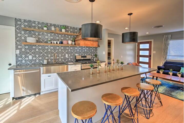 Modern Home by Six Flags, AT&T & Rangers Stadium gallery image 5