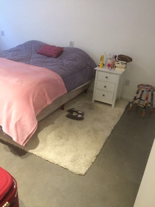 Quarto com cama de casal e roupeiro 3 portas