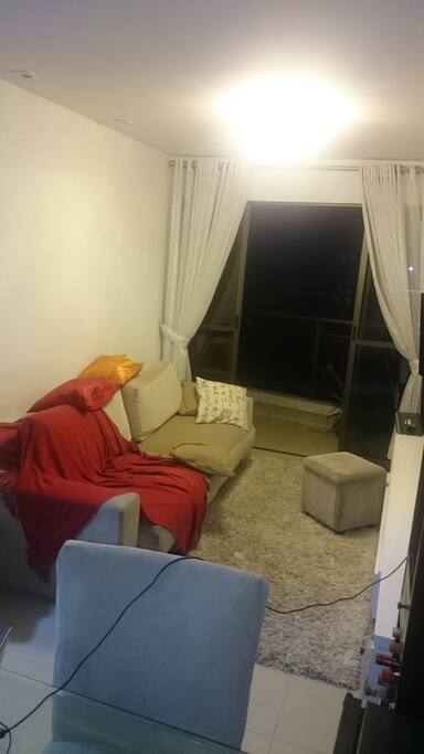 Sala com TV e sofá confortável