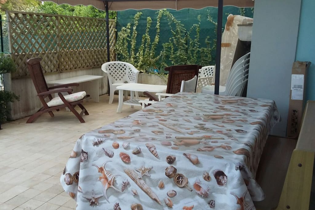 Esterno lato soggiorno con grande tavolo allungabile