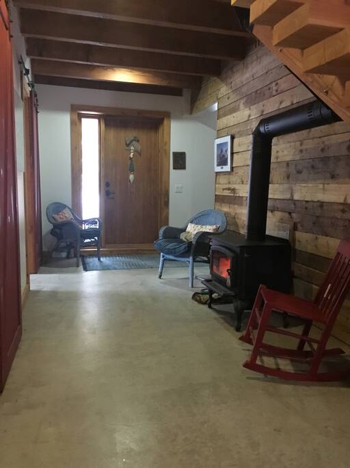 On se réchauffe après le plein air (foyer au bois au 1er étage)