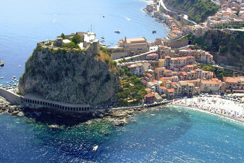 La spiaggia: 15' a piedi o con trenino turistico, 8' in auto o Ape-taxi / The beach: 15' far by feet or wheeled tourist train, 8' far by car or Ape-taxi
