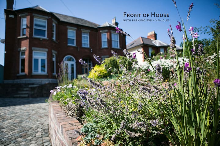 Large LuxuryArchitect Designed House, Sleeps – 15