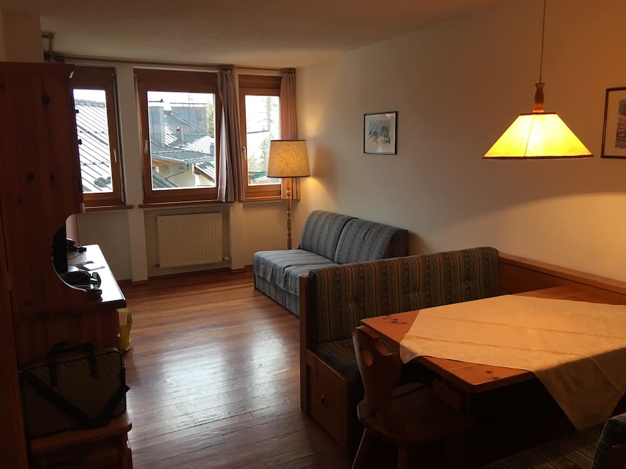Vista da ingresso: zona giorno con tavolo da pranzo e divano letto