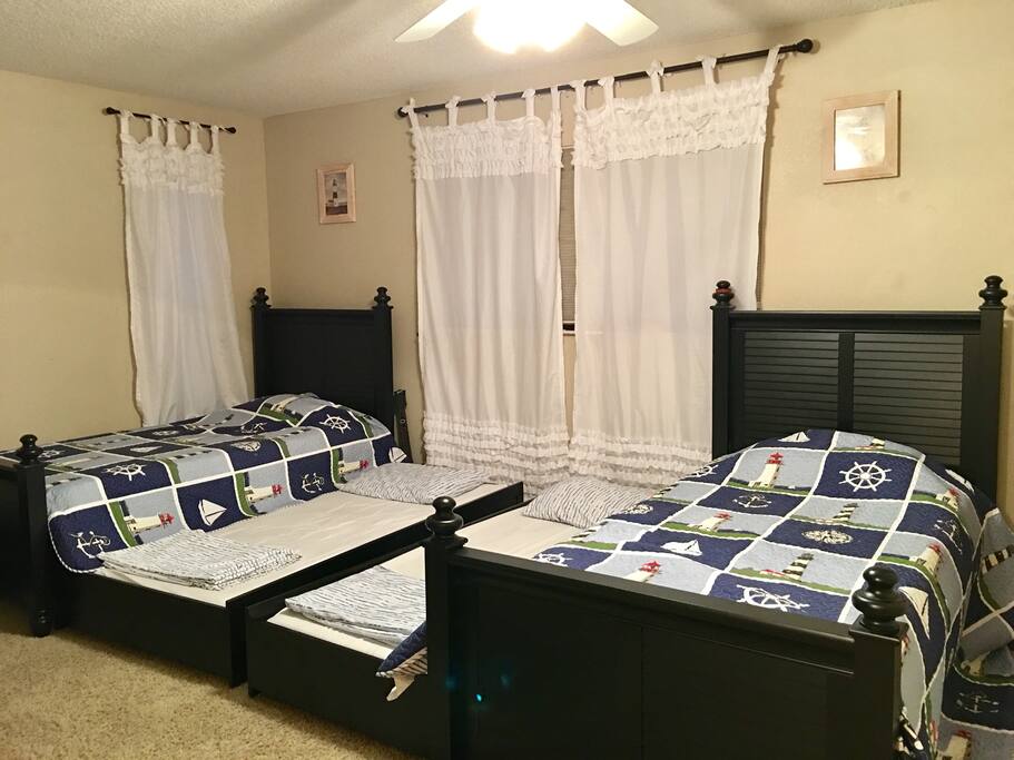 Bedroom #2: 2 Trundle beds with Therapeutic mattresses. Can sleep 4