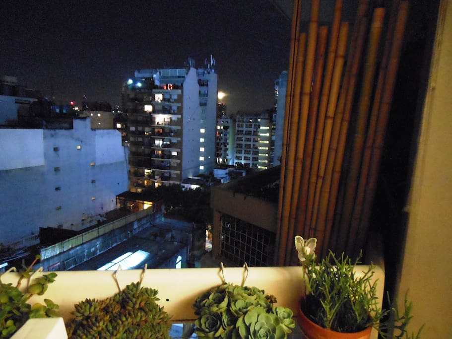 Una vista nocturna desde el balcón