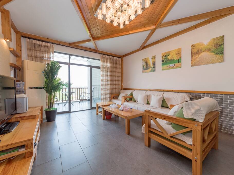 田园风格木质家具配上秋色风景画。