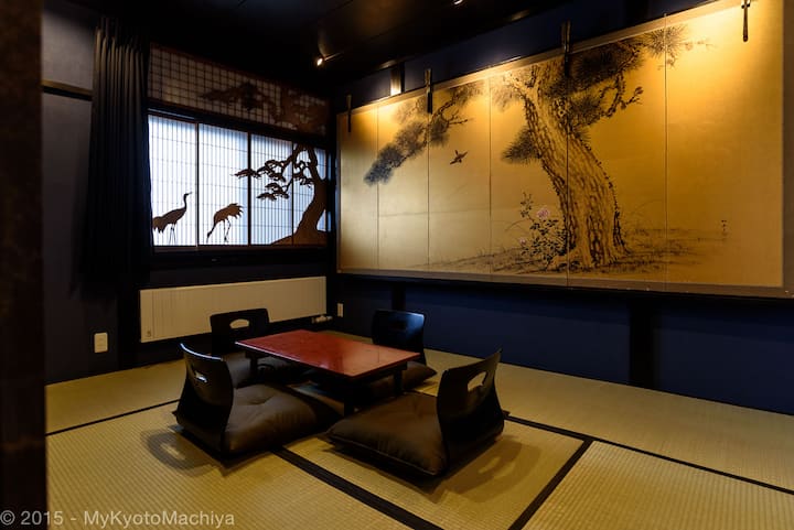 "ห้อง Oiran" ที่มี Byôbu ติดผนังขนาดใหญ่ 