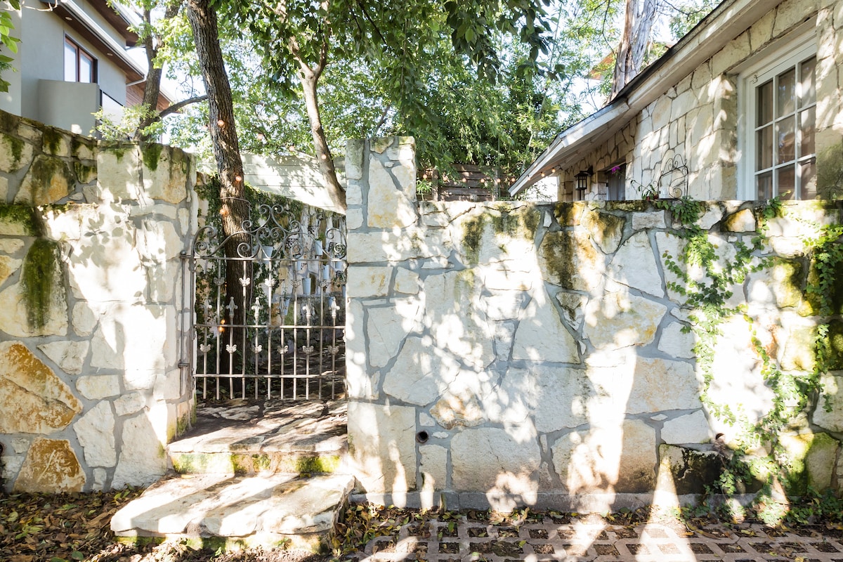 Peaceful, Historic Casita Near South Congress