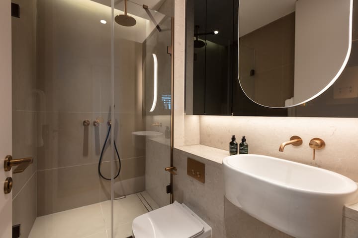 Oxford Street luxury 3 bedroom serviced apartment gallery image 3