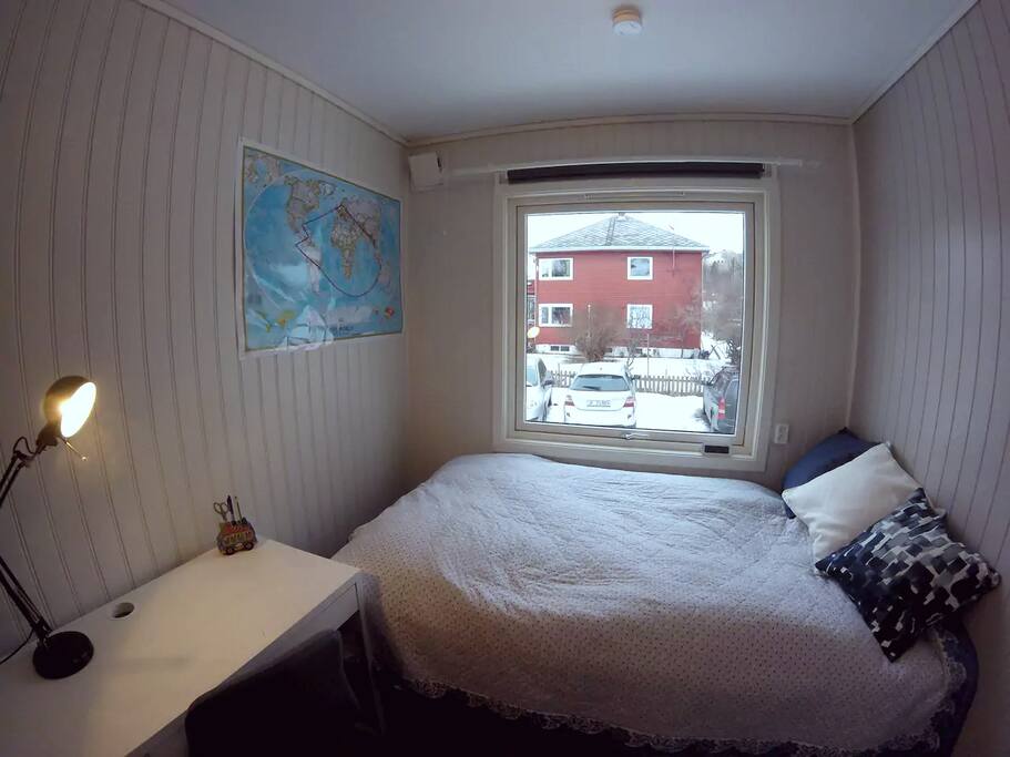 Bedroom 2 contains a queen size bed (120X200), a closet and a small desk.