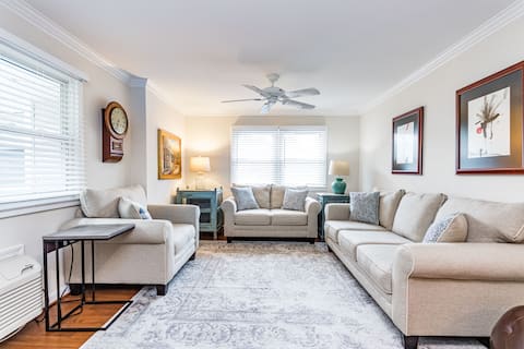 Top Airbnb: Second floor 1 BR condominium near The Village in Cameron Village