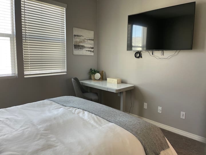 Master Bedroom-Queen kitanda na bafu binafsi.  Flat screen TV na Chromecast.  