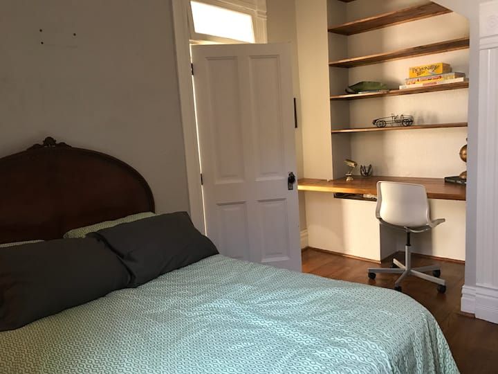 Спална соба бр. 3 (долу) / канцеларија