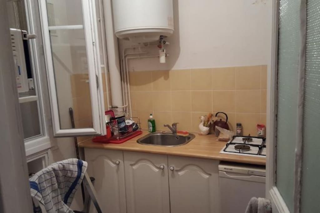 Cuisine: cuisinière, réfrigérateur, cafetière