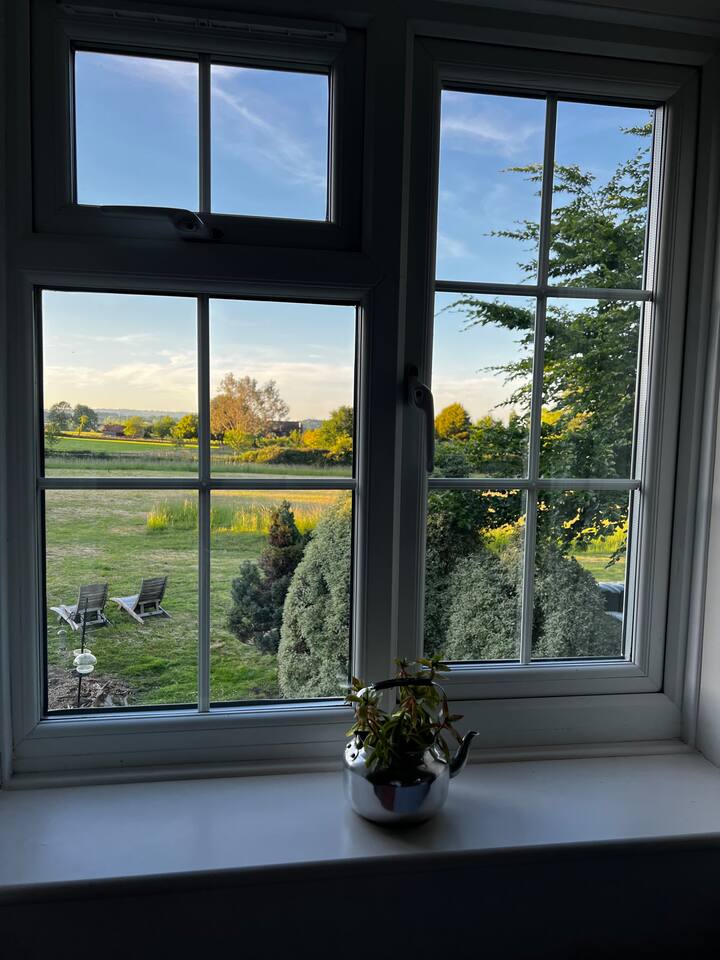 The Honeypot has expansive rural views from every window, two spacious bedrooms, a beautiful pool, tennis court and spacious living space. We use sustainable products throughout, and comfortable and stylish furnishings.