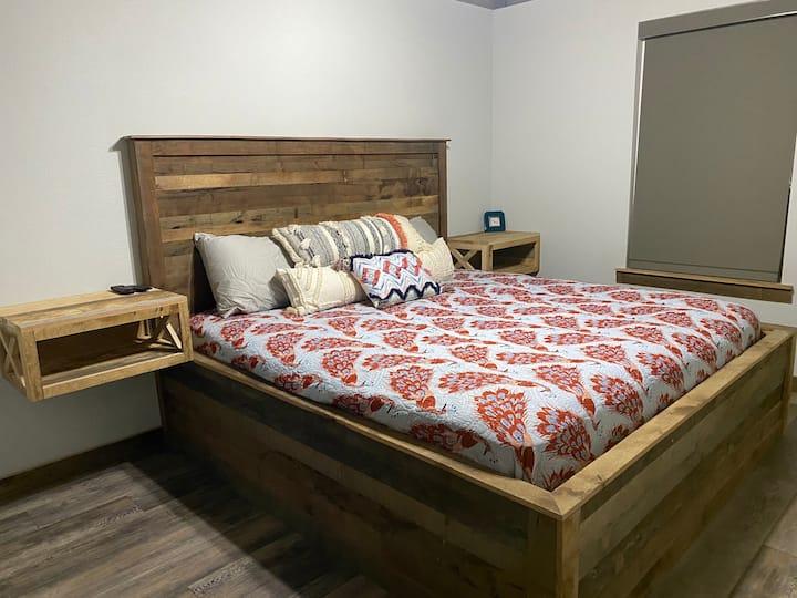 Soba s bračnim krevetom 1
s 55-inčnim Smart TV-om i ogledalom pune duljine pričvršćenim na stražnju stranu vrata. 