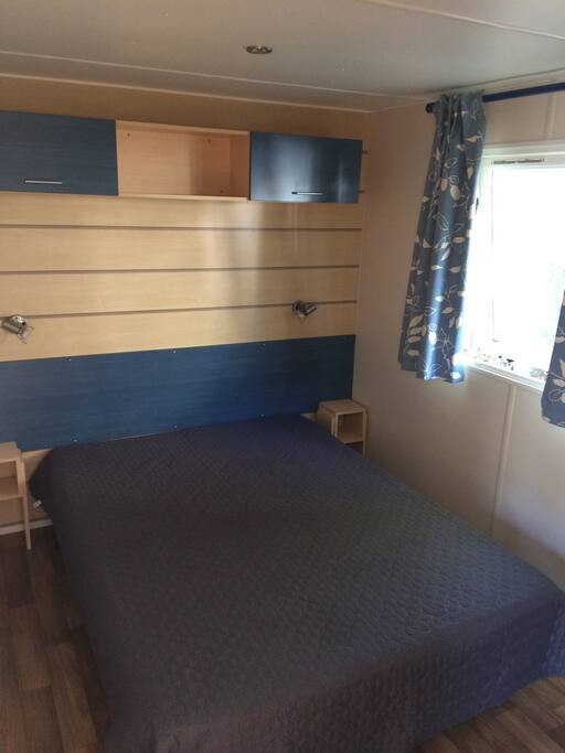 Chambre parentale avec emplacement pour lit bébé