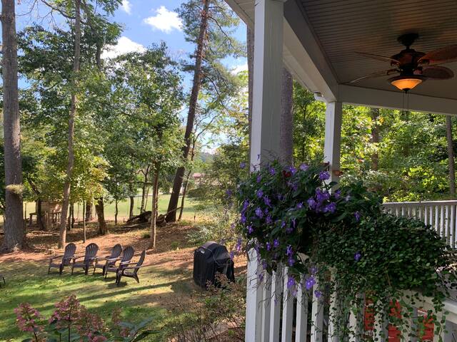 Minutes to Downtown Asheville! New sunroom! gallery image 5