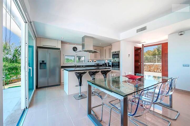 Marina Cala d’Or Five Bedroom Villa gallery image 4