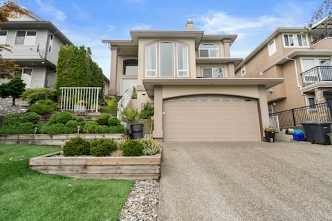 Stunning Executive 4 Bdrm Home w/ Mountain Views!☀️