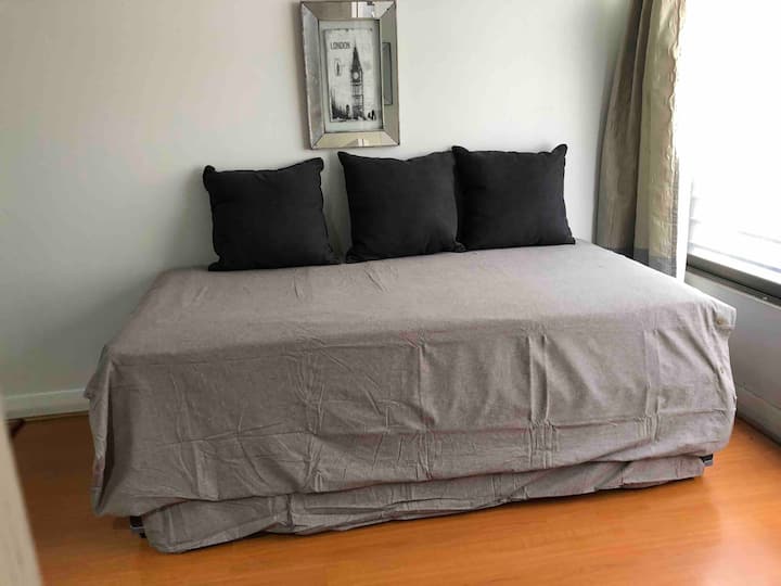 Divan/krevat trundle për (2 persona)   në dhomën e ndenjjes