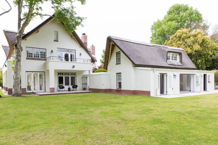 Stunning 5 Star Villa in Constantia gallery image 5