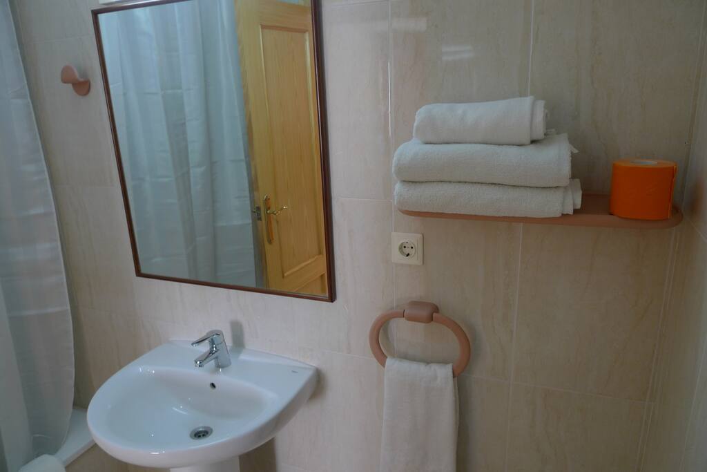 baño con bañera