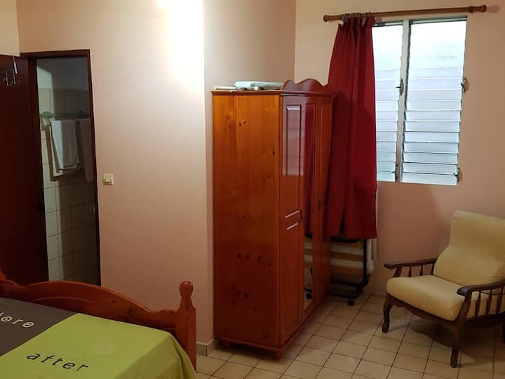 Спалната соба со туш кабина и тоалет.