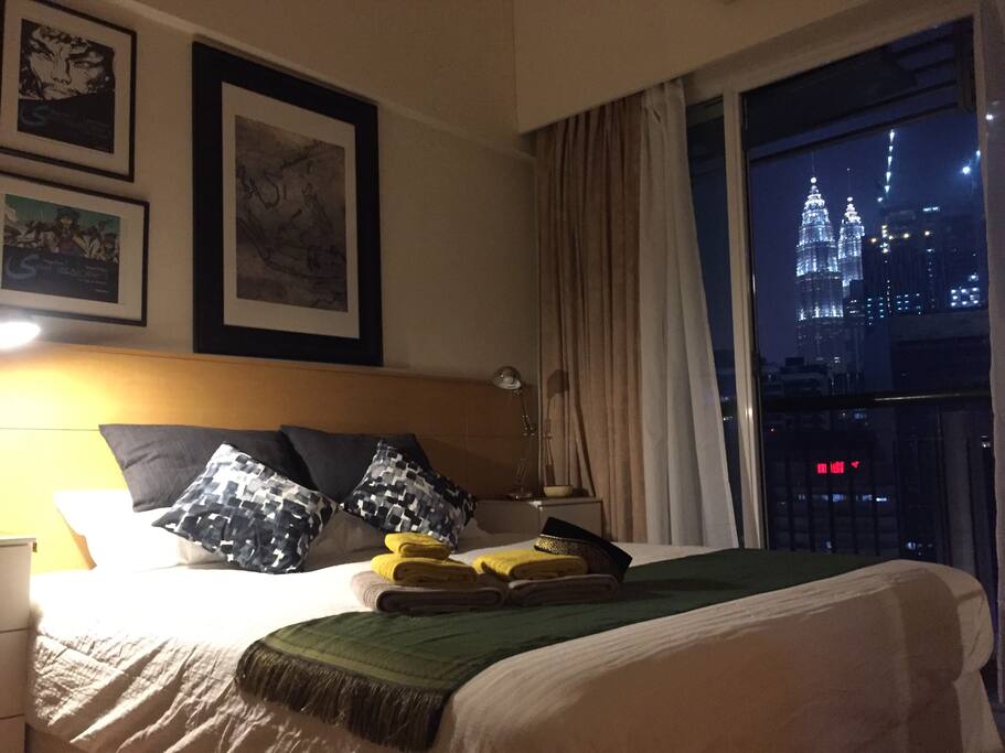 The flat is facing the Iconic Twin Petronas towers. L'appartement regarde les superbes Tours jumelles Petronas