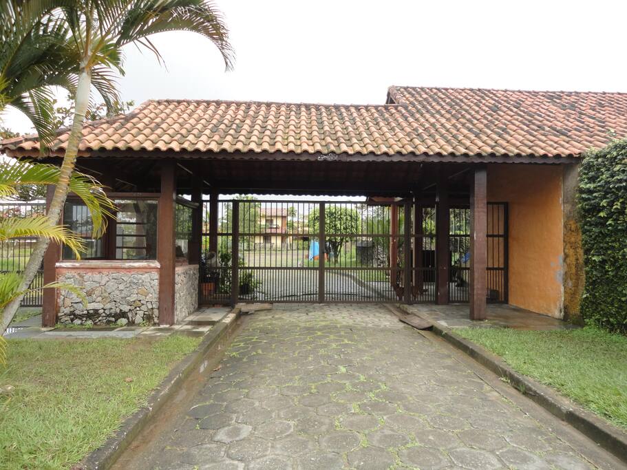 Entrada social do Condomínio. Possui caseiro.