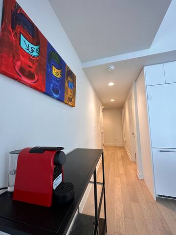 Wonderful unit next Bell Center gallery image 3