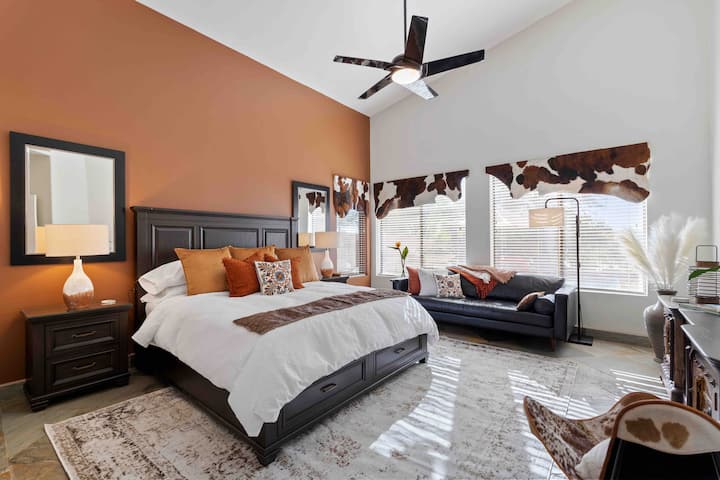 חדר שינה ראשי מרווח עם מיטת קינג - סייז שבה תוכלו לנוח בשלווה בלילה.