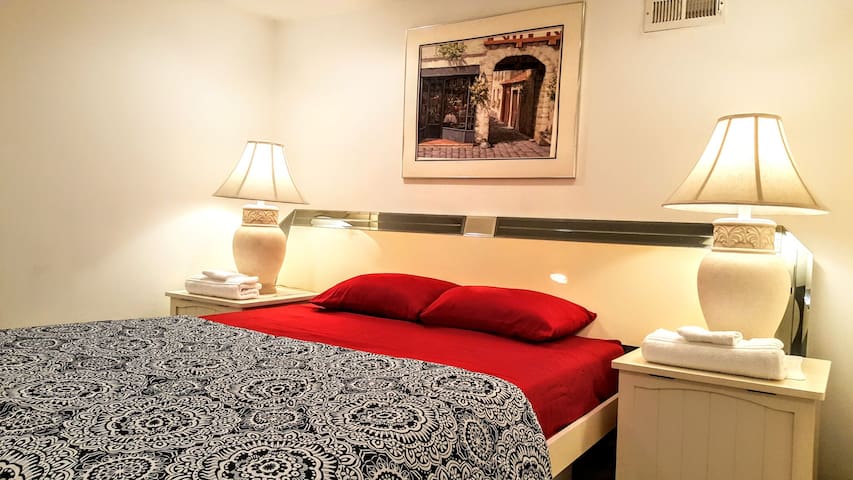 PRIVATE COZY FLOOR 5MIN TO DOWNTOWN + FREE PARKING