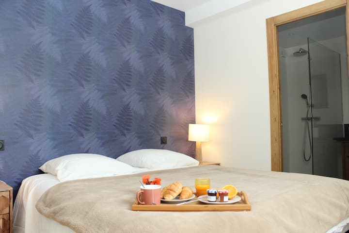 Camera Parental-3, dotata di un letto matrimoniale, TV e un bagno all'interno.