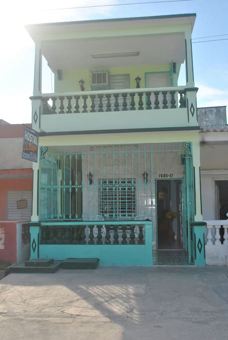 Frente del Hostal. entrada enrejada al igual que ventanas y puertas exteriores de la segunda planta