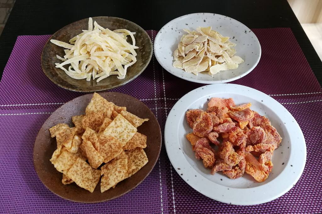 老板自制的小零食———柠檬皮 姜片 小米锅巴 胡萝卜干。。。你可有口福?!