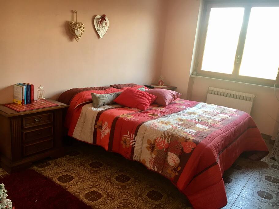 Stanza matrimoniale con finestra vista Castello Svevo - Couple room with a window with Svevo Castle 's view