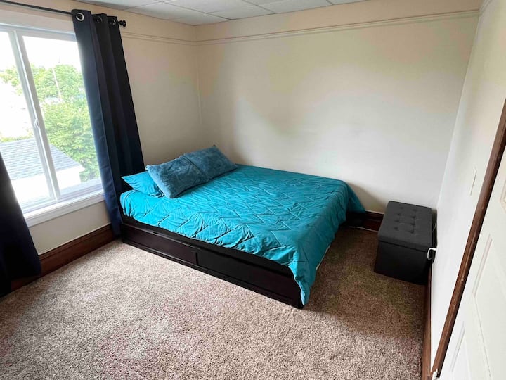 Kitanda aina ya Queen kilicho na Twin Trundle kilichofungwa kikamilifu