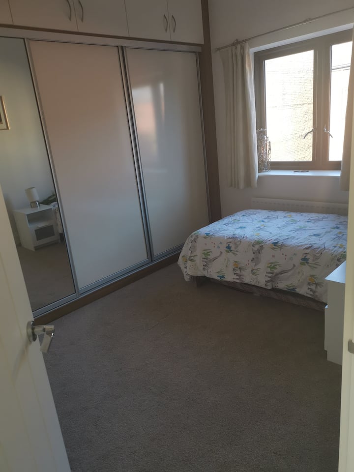 Трета спална соба со сводест таван. Прикажано со еден единечен кревет, но ќе го намести вториот единечен кревет ако е потребно. Има доволно простор за складирање. 