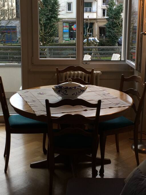 Table à déjeuner tranquile