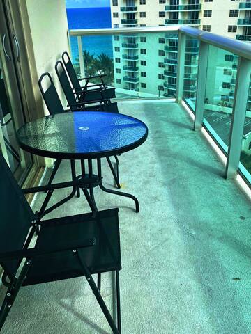 Beachfront condo Miami Beach Hollywood FL gallery image 3