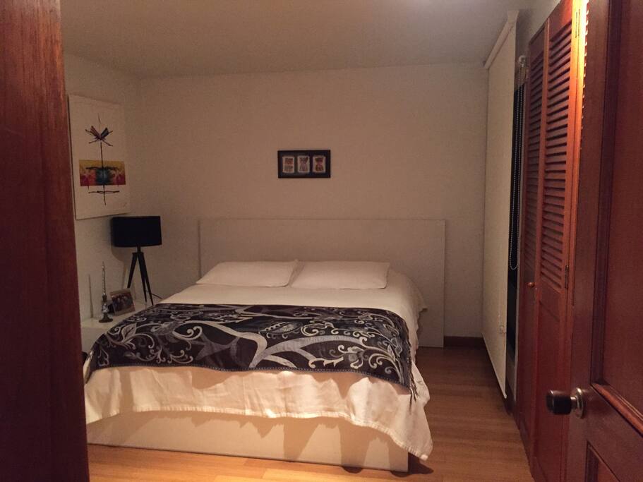 Hermosa habitación, cómoda y privada. Ademas con buena luz.