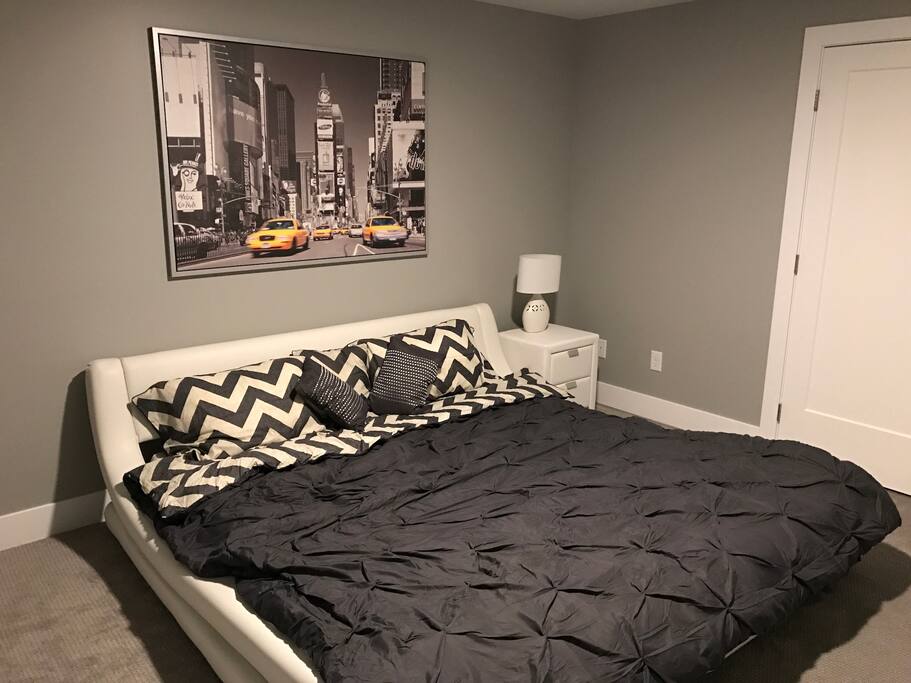 Bedroom 2 (Modern King Bed )