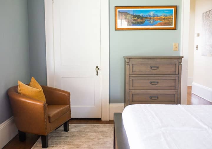 Спалня №2 предлага суперголямо двойно легло със съвсем ново спално бельо, гардероб и достатъчно пространство.  