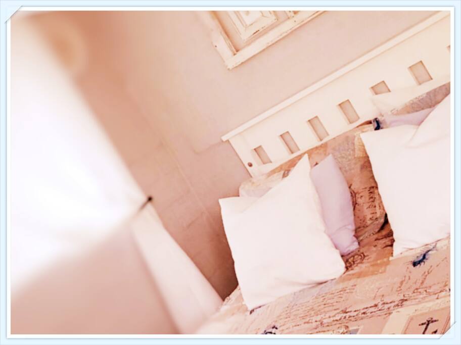 Cozy Queen size bed, Linen, Wardrobe/Closet, Flat-screen TV, Non-smoking rooms